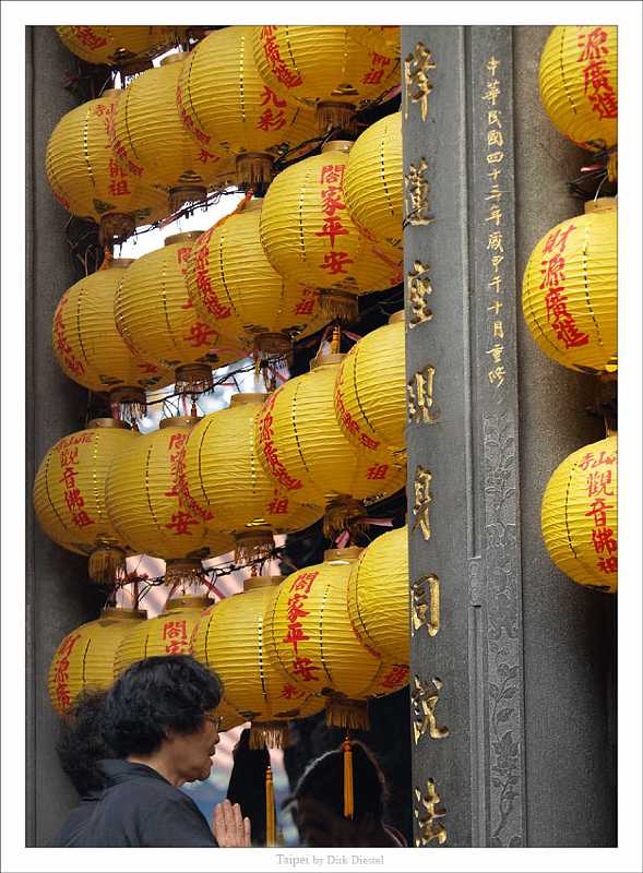 prayer_with_lanterns